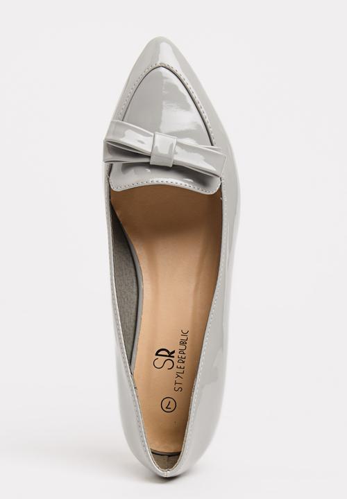 STYLE REPUBLIC - Patent Bow Pumps Pale Grey