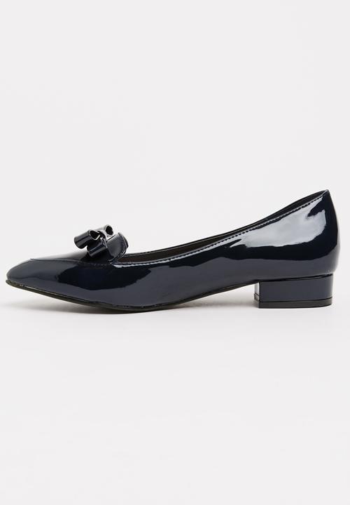 STYLE REPUBLIC - Patent Bow Pumps Navy