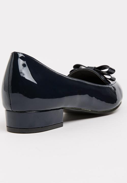STYLE REPUBLIC - Patent Bow Pumps Navy