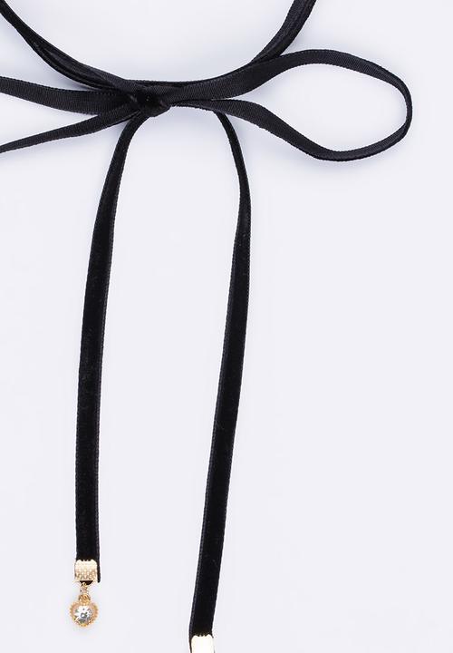 Jewels and Lace - Velvet Wrap Choker with Heart Charms Black