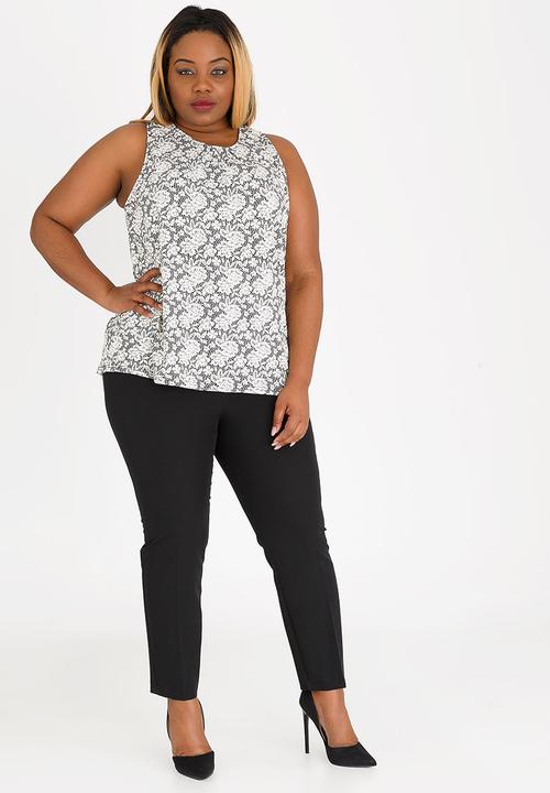Revenge - Scoop Neck Sleeveless Blouse Cream