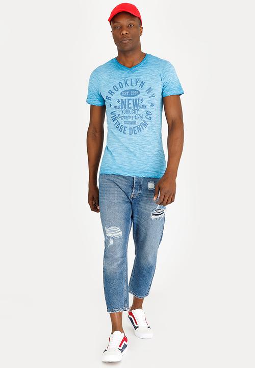 STYLE REPUBLIC - Print Wash College Tee V-neck Blue