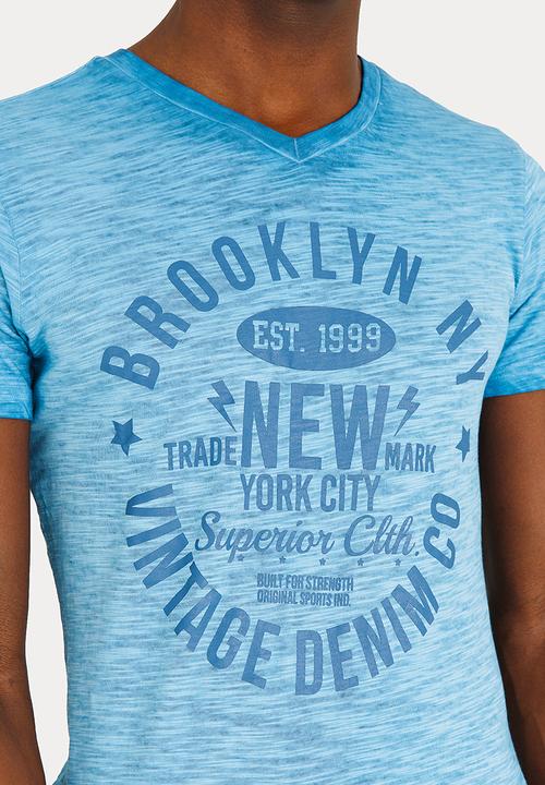 STYLE REPUBLIC - Print Wash College Tee V-neck Blue