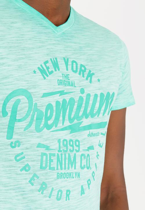 STYLE REPUBLIC - Print Wash College Tee V-neck Green