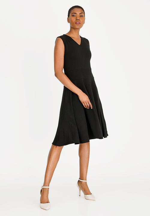 edit - Sleeveless fit and flare dress - black 