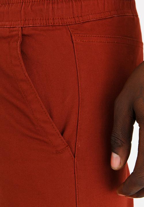 STYLE REPUBLIC - Raw Edge Skinny Leg Short Maroon