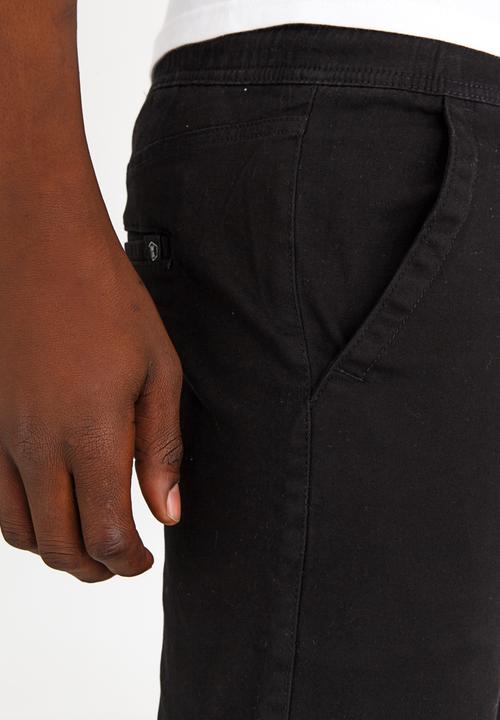 STYLE REPUBLIC - Raw Edge Skinny Leg Short Black