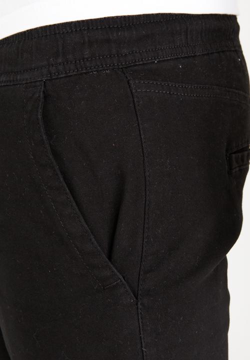 STYLE REPUBLIC - Raw Edge Skinny Leg Short Black