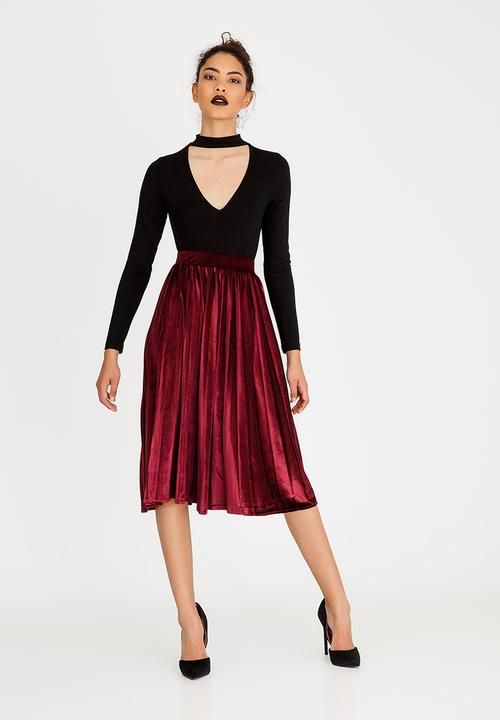 STYLE REPUBLIC - Pleated Velour Skirt Burgundy