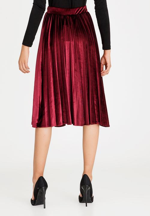 STYLE REPUBLIC - Pleated Velour Skirt Burgundy