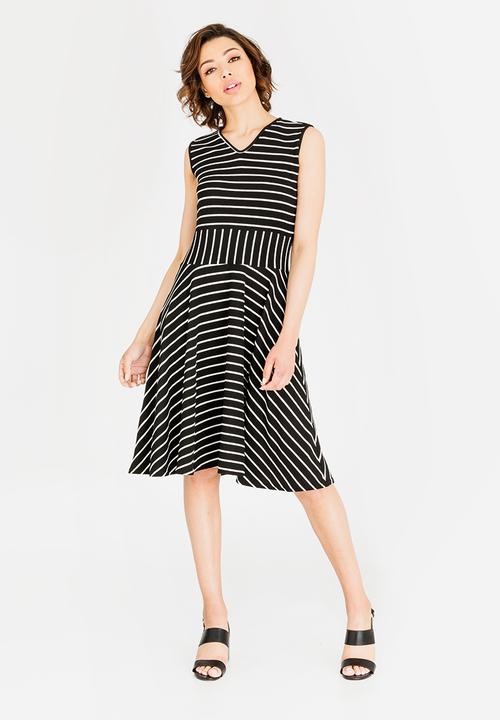 edit - Sleeveless fit & flare dress - black & white 