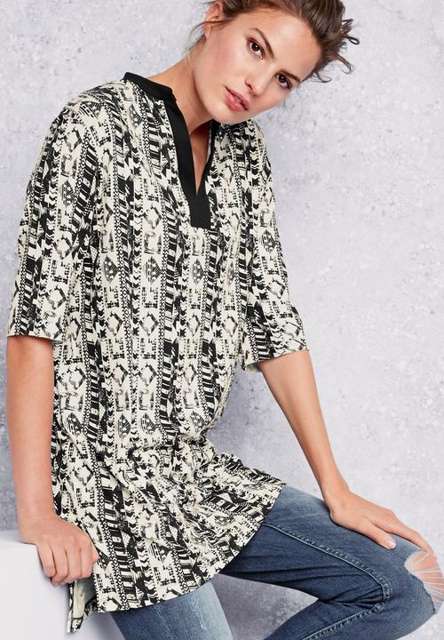 Next - Notch-neck Tunic Black/White Black and White