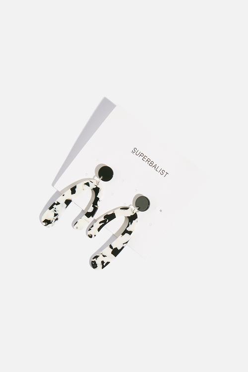 Savannah resin earrings - white & black 