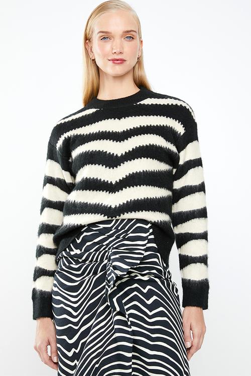 Zebra textured knit - black