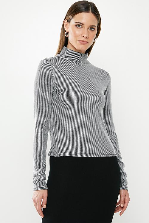 Stripe grown on neck top - grey