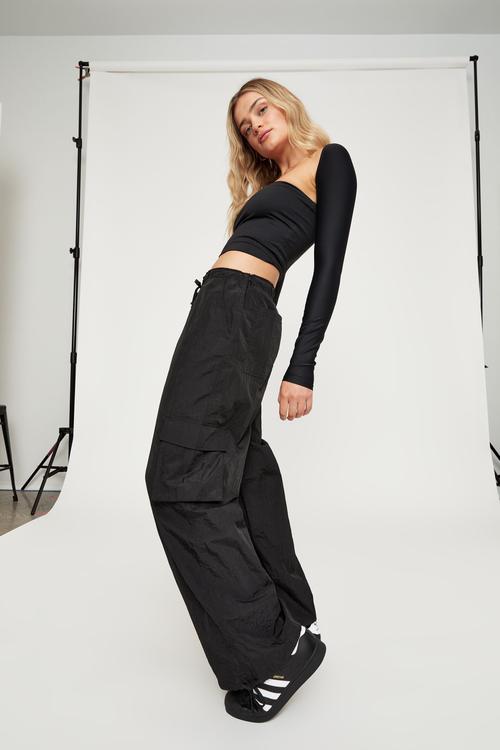 Recycled parachute cargo pants - black