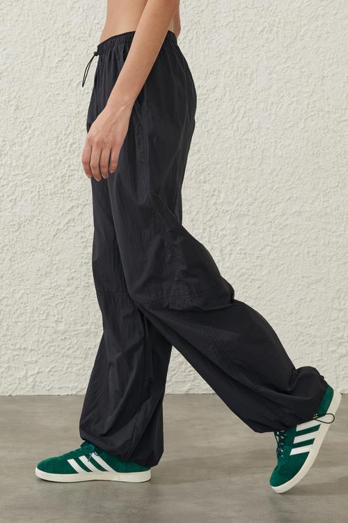 Light weight parachute pant - black