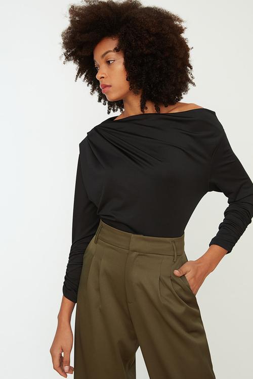 Boat neck flowy knitted blouse - black