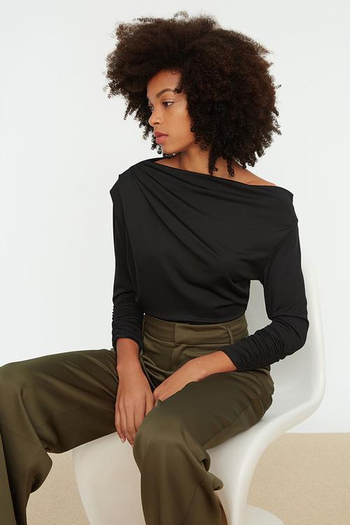 Boat neck flowy knitted blouse - black