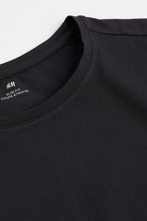 Slim fit round-necked T-shirt - black