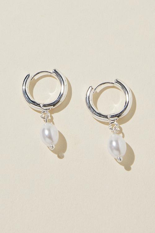 Huggie hoop earring - sterling silver chunky pearl