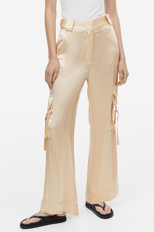 Cargo trousers with a sheen - powder pink