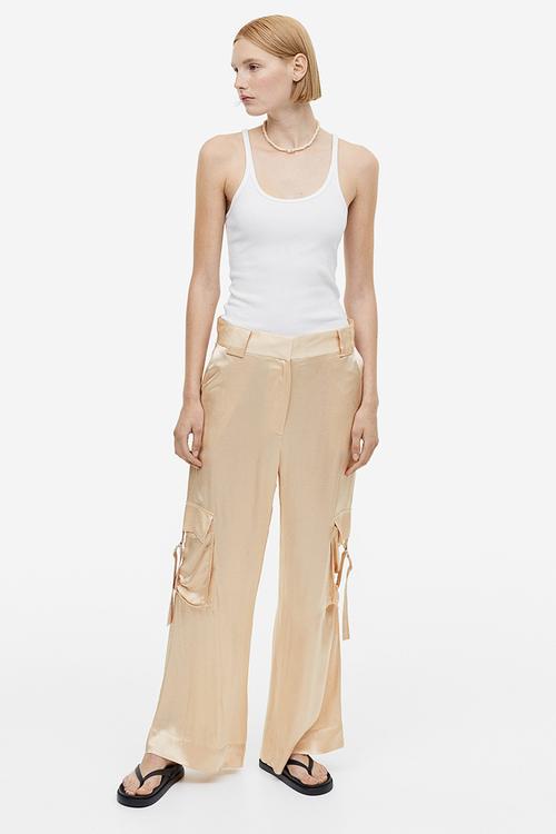 Cargo trousers with a sheen - powder pink