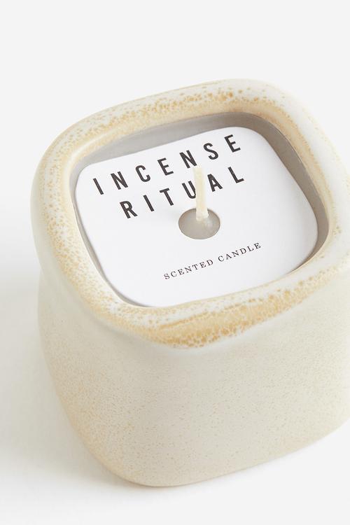 Scented candle in a ceramic holder - white