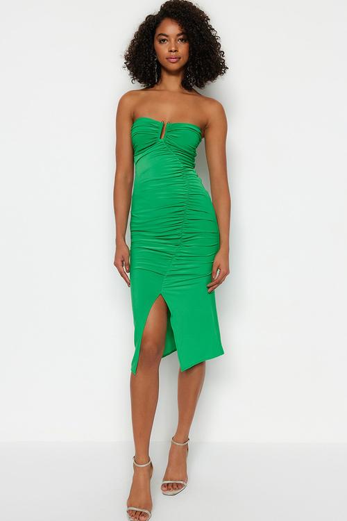 Fitted evening dress with accessories  - green