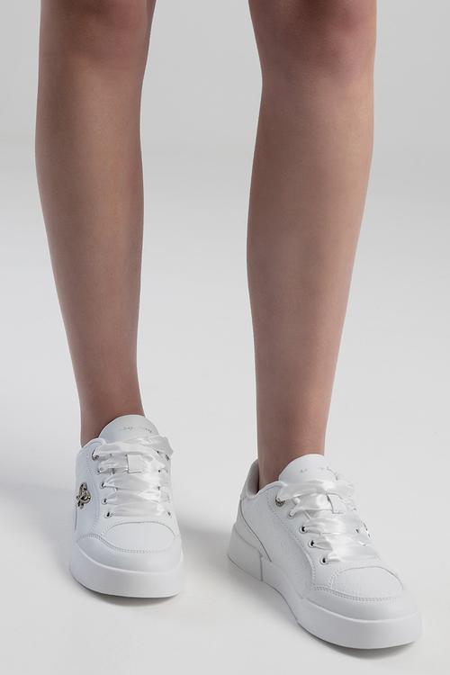 Embossed sneaker - white