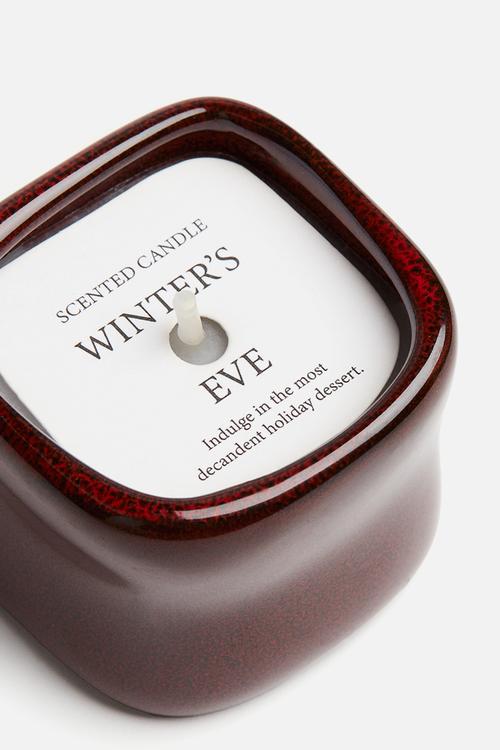 Scented candle in a ceramic holder - red