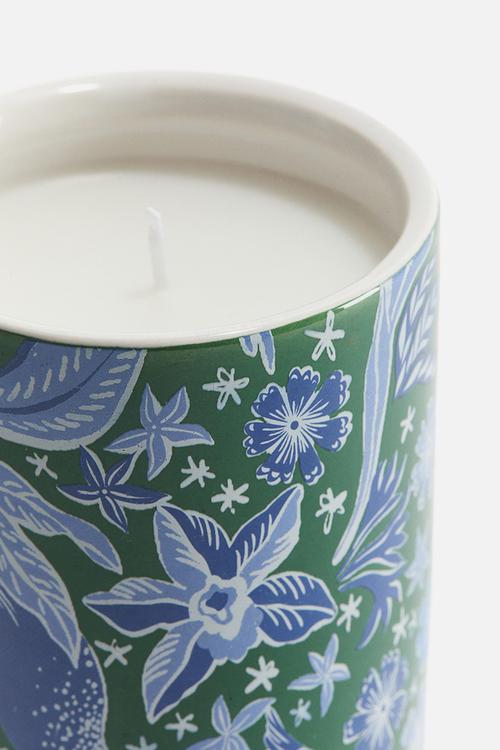 Scented candle in a ceramic holder - dark blue/darjeeling cotton