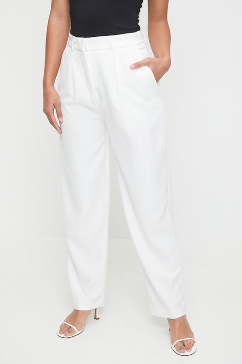 Tailored carrot leg pants in milk - milk