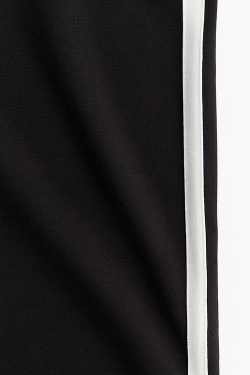 Side-striped capri leggings - black