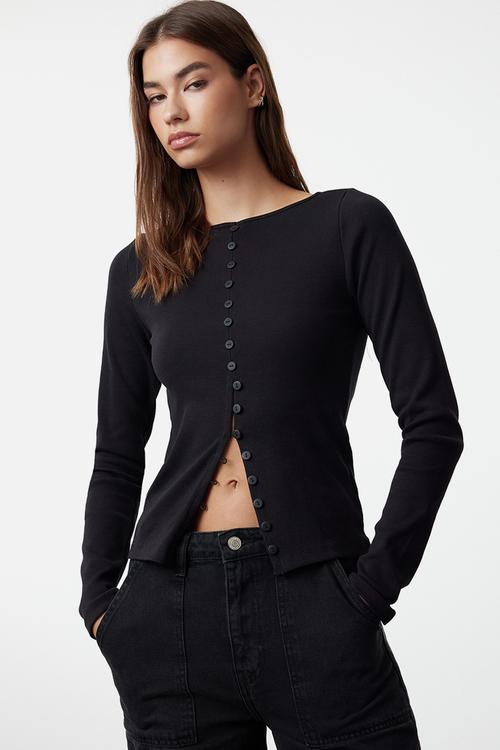 Button detailed crew neck ribbed flexible knitwear- black 