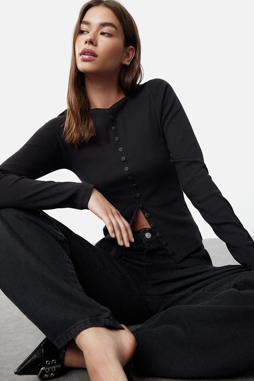 Button detailed crew neck ribbed flexible knitwear- black 