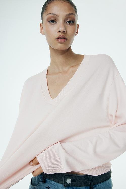 Fine-knit v-neck jumper - light pink