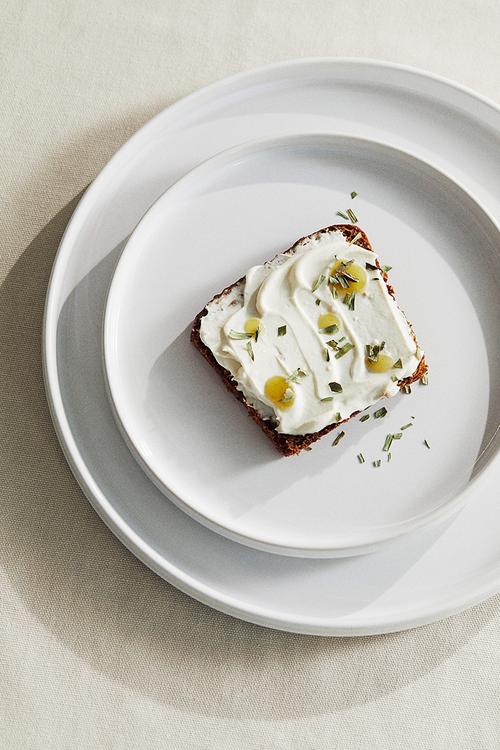 Stoneware medium plate - white