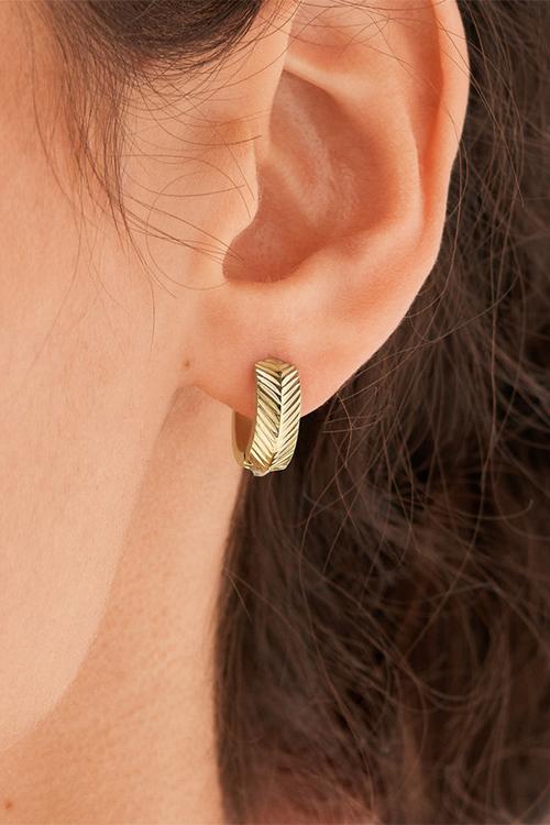 Harlow linear texture huggie hoop earrings jf04116710 - gold