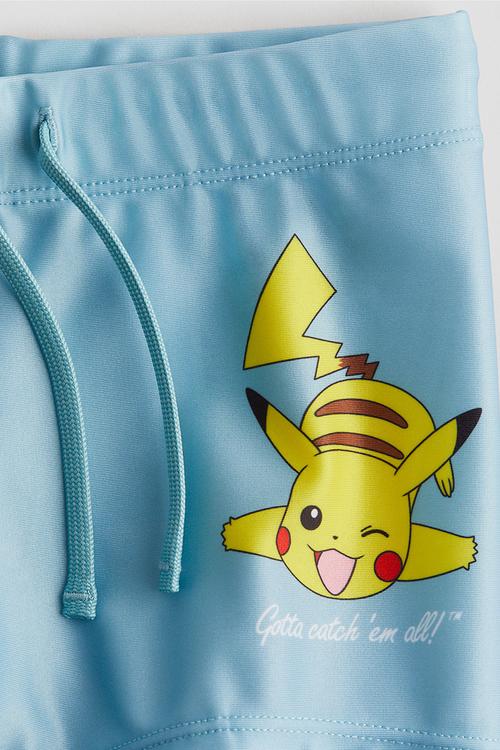 Printed swimming trunks - light blue/pokémon