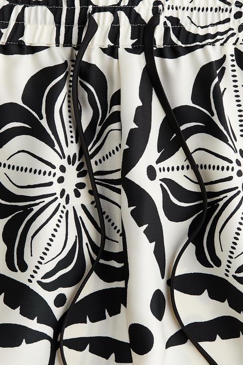 Drawstring twill shorts - white & black patterned