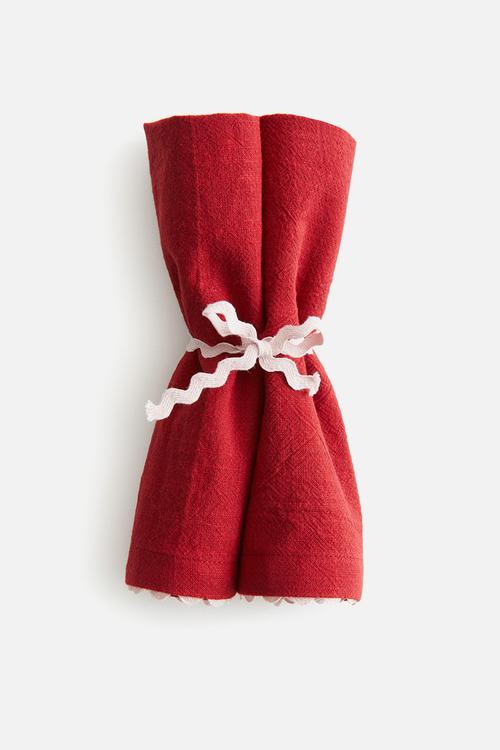 Scalloped-edge table runner - red/beige