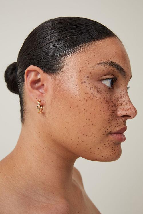 Mid hoop earring - gold plated wavy