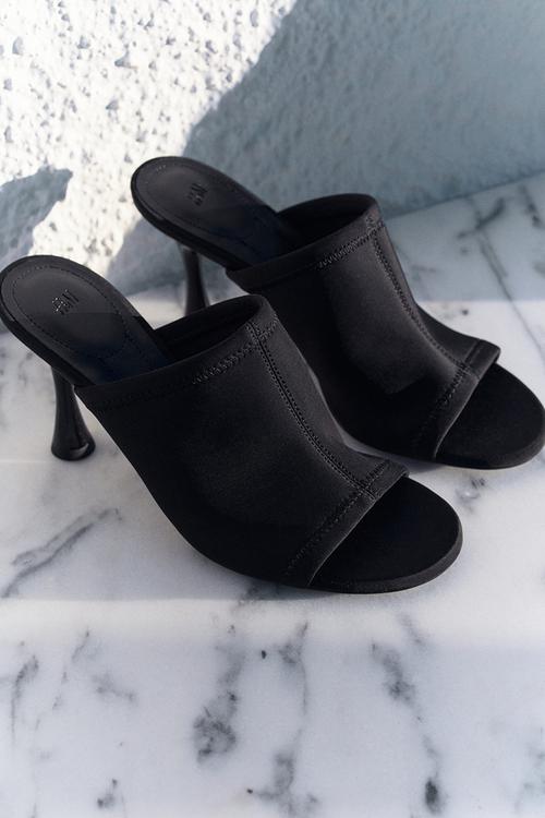 Heeled sandals - black