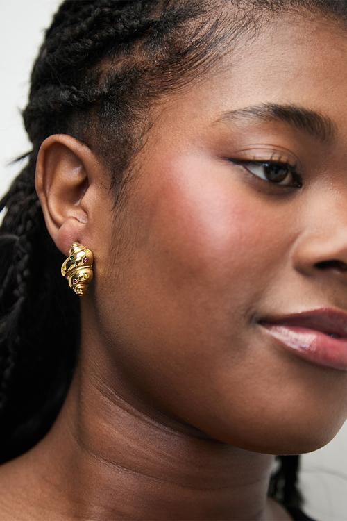 Trendy seashell earrings - gold