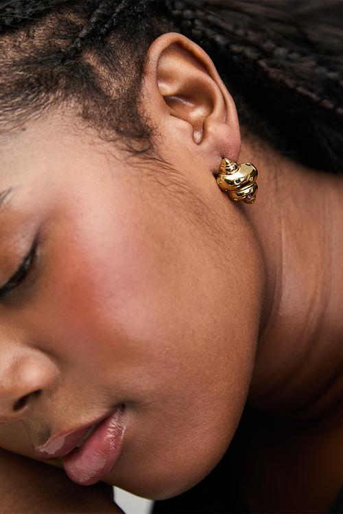 Trendy seashell earrings - gold