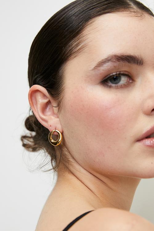 Sleek designer earrings - gold