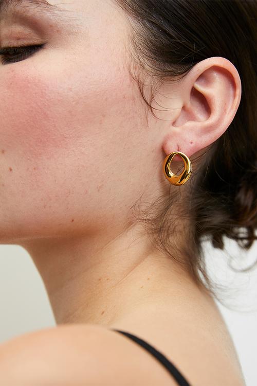 Sleek designer earrings - gold