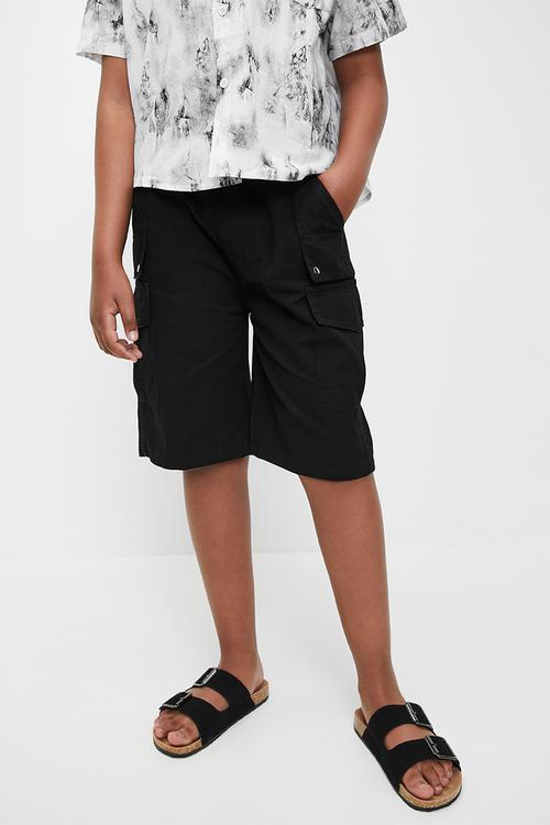 Cargo shorts with gusseted pockets - black