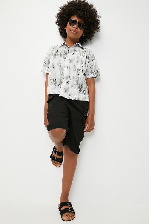 Cargo shorts with gusseted pockets - black